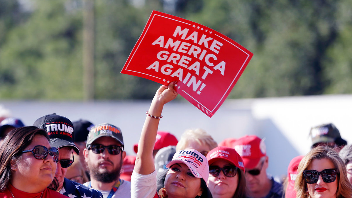 Så kallade Maga-republikaner väntar på att expresident Donald Trump ska hålla tal i Houston i Texas. Bilden togs i november.