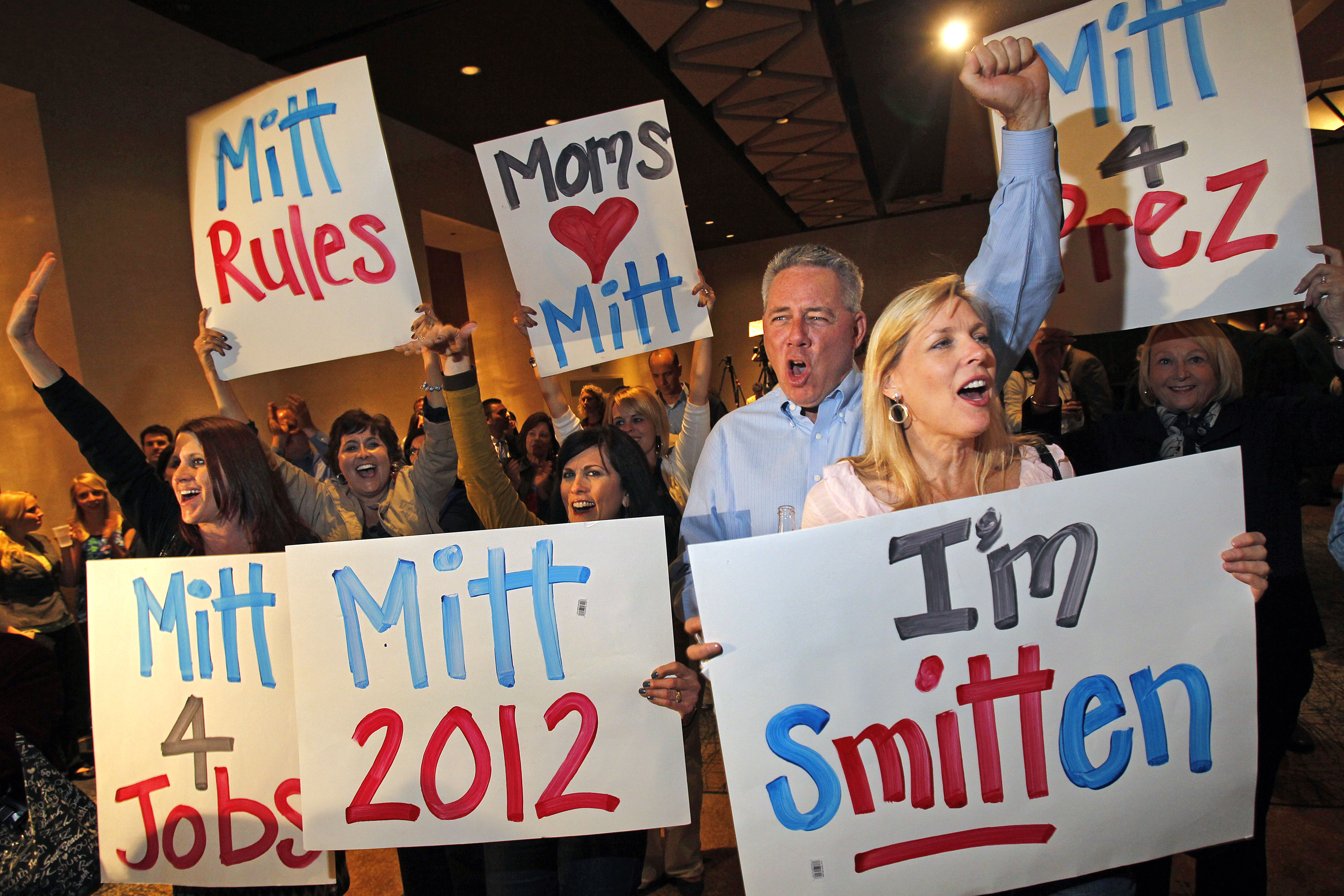 Romneys anhängare med mer eller mindre fyndiga skyltar.