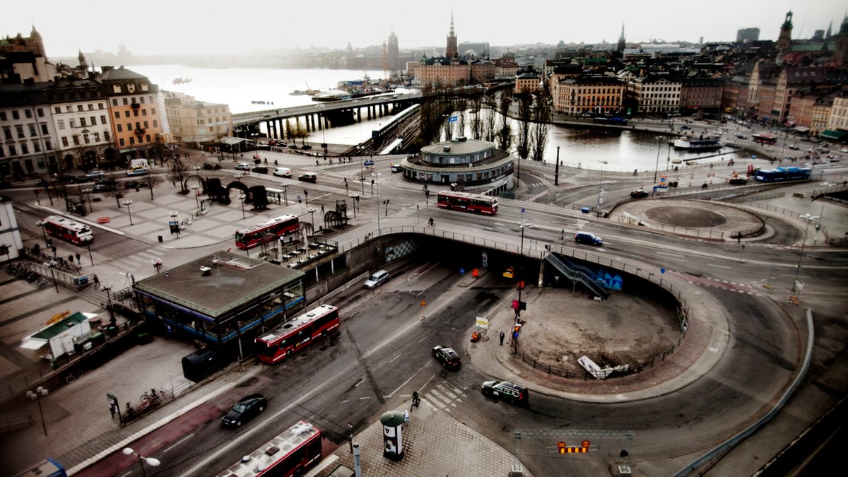 Kvinnan hoppade från Slussenbron i Stockholm och föll tolv meter. 