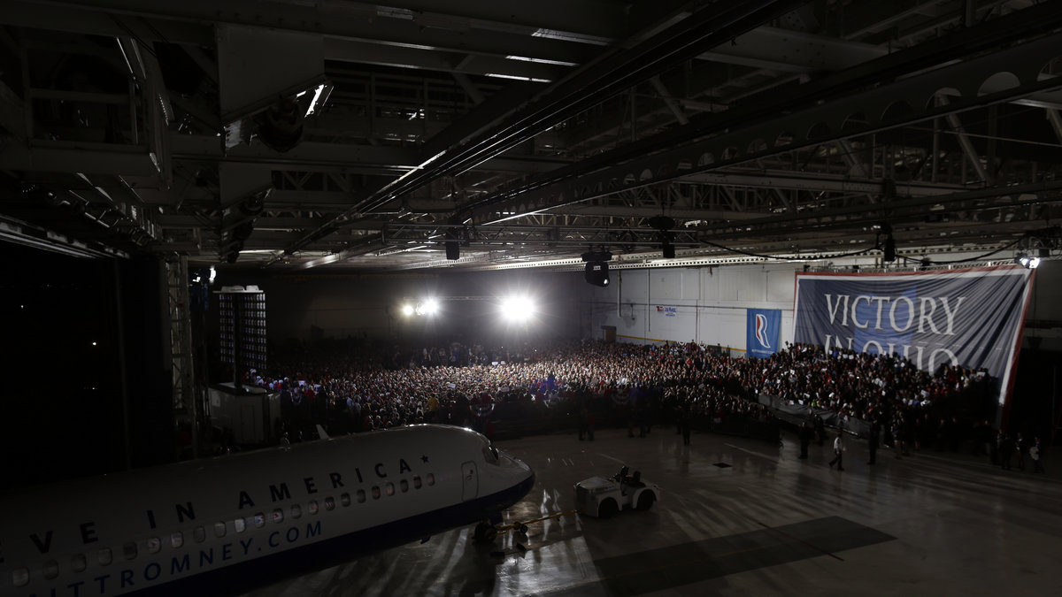 Romney togs emot av en hel folkmassa när han klev ur planet.