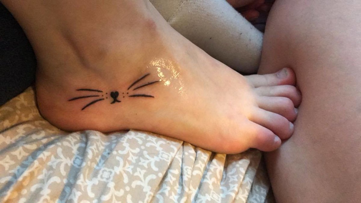 Hon har även en tatuering på foten som symboliserar kittenplay i hennes liv.