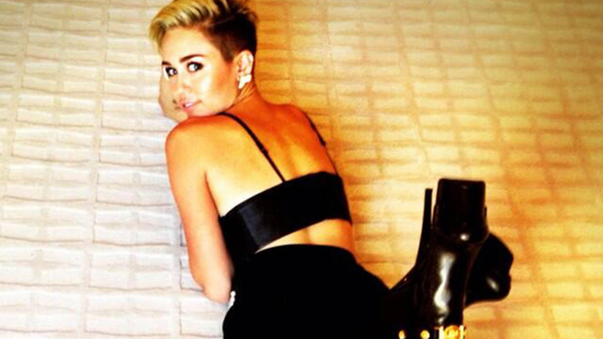 Miley Cyrus poserar loss.