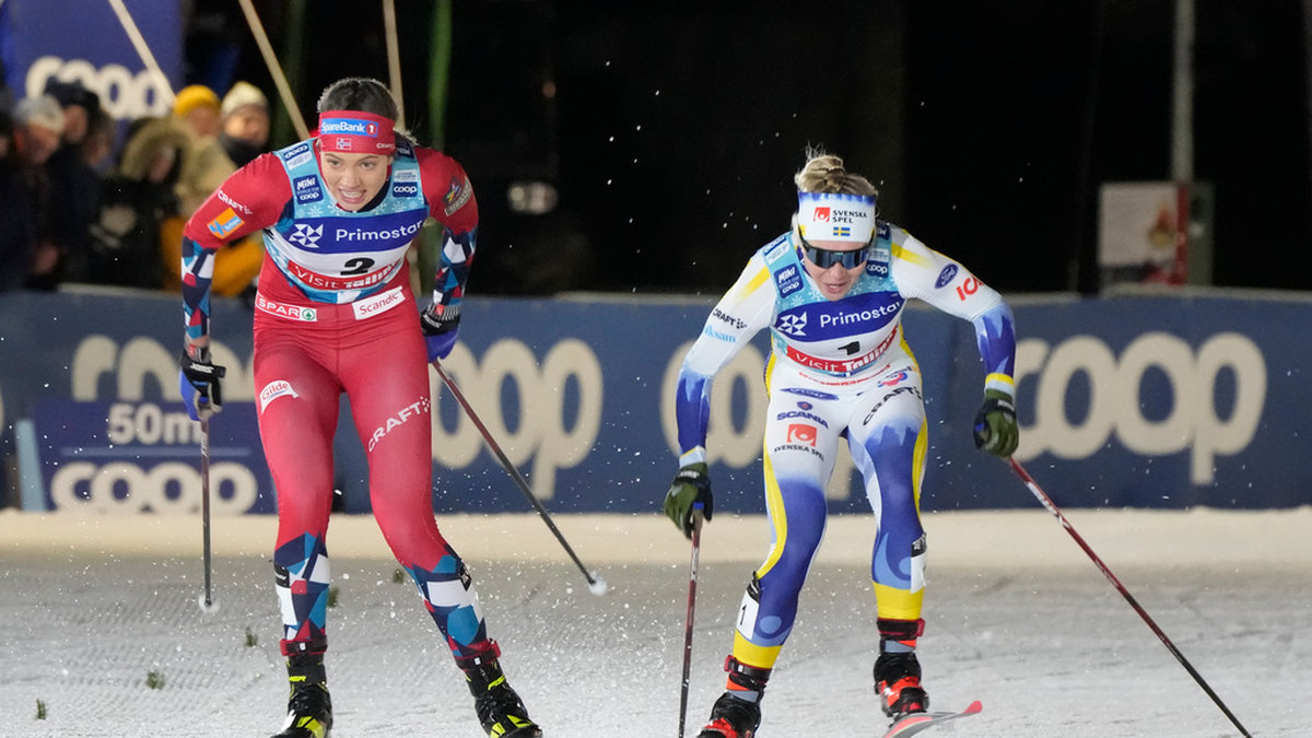 Norskan Kristine Stavaas Skistad, vänster, tog hem segern före Jonna Sundling i fristilssprinten i Tallinn.