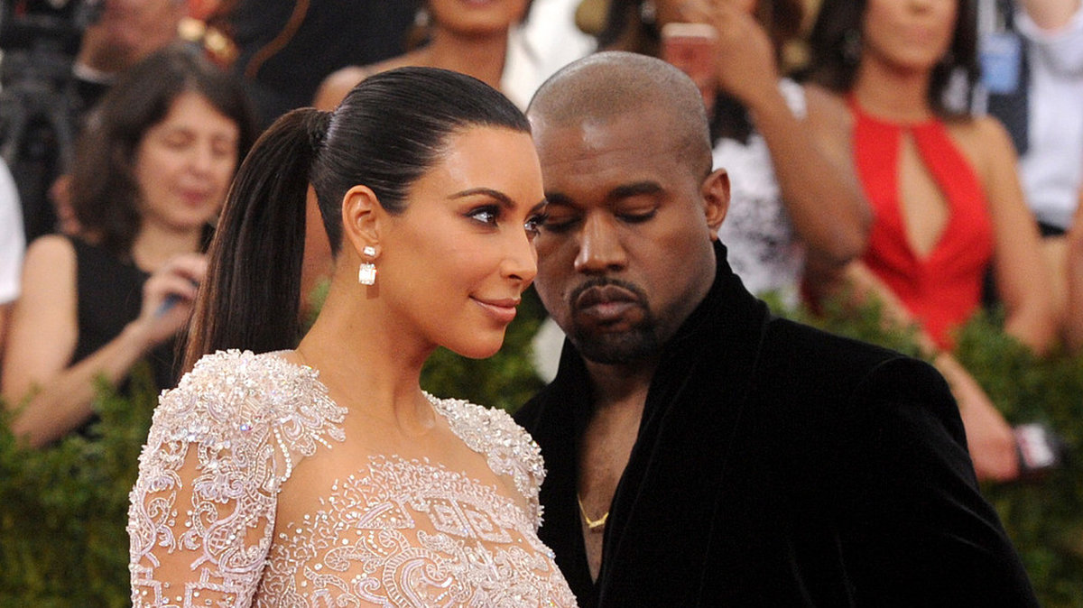 I mitten ligger Kanye själv bredvid sin fru Kim Kardashian, som i sin tur ligger bredvid sin ex-pojkvän Ray J. 