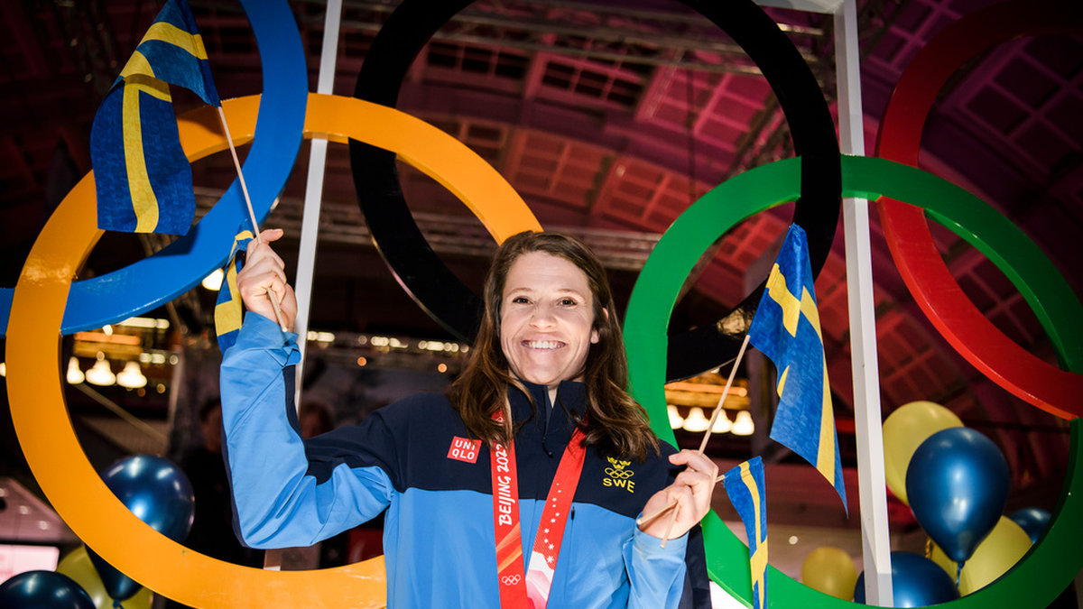 Sara Hector med OS-guldet runt halsen på Centralstationen i Stockholm.