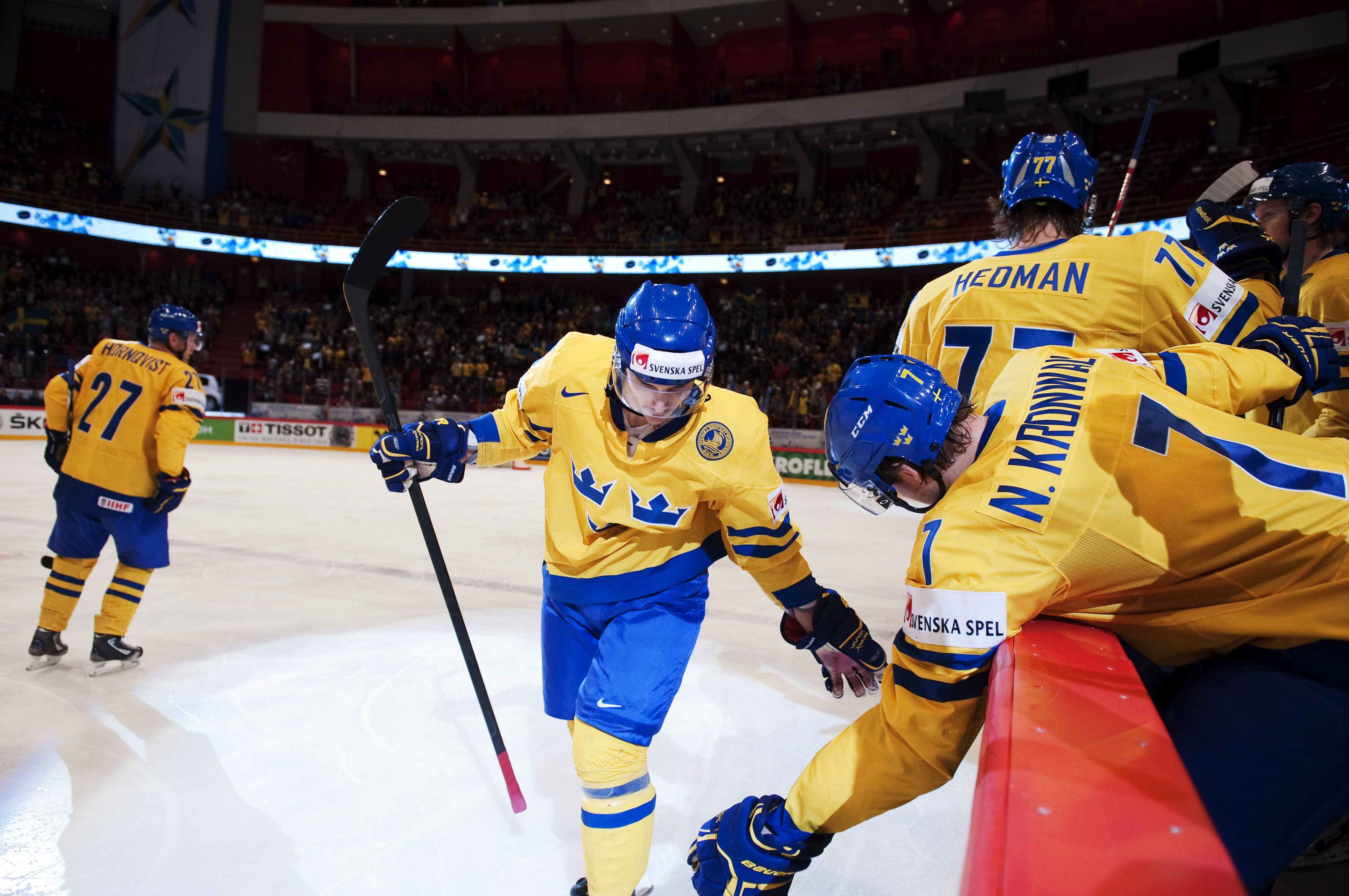 Här firar hans sitt 3-0-mål i powerplay. Här firar hans sitt 3-0-mål i powerplay.