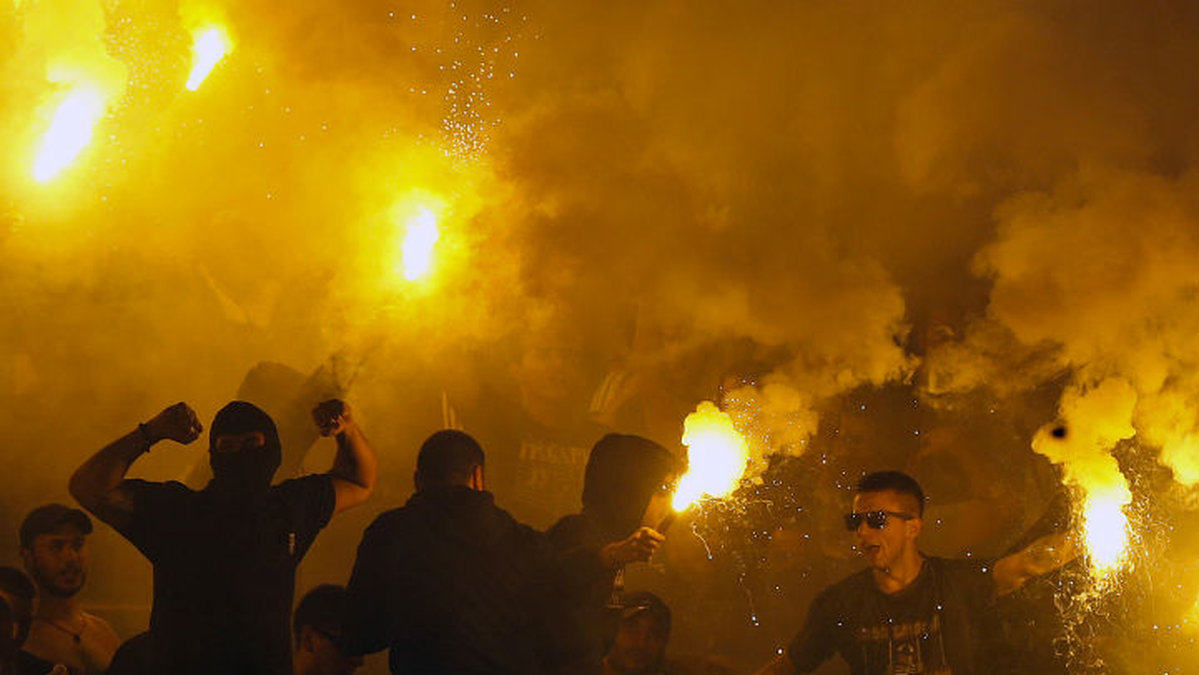 Fotbollshuliganer i våldsam sammandrabbning under en derbymatch i Belgrad, september 2015.