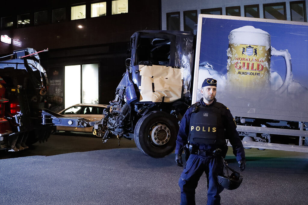Under natten fraktades lastbilen bort av polisen. Under natten fraktades lastbilen bort av polisen.