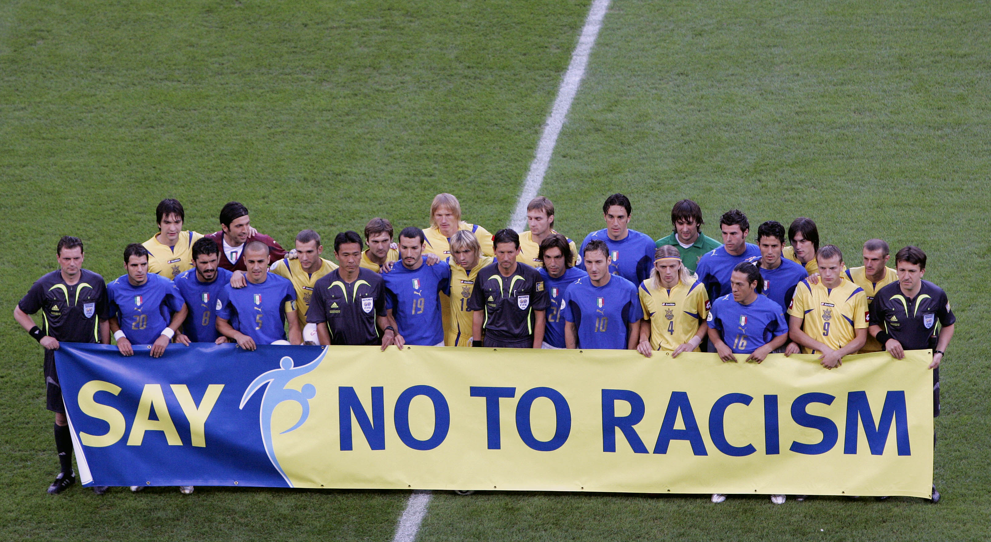 Flera organisationer har varnat för rasism mot fotbollsspelare i Ukraina och Polen.