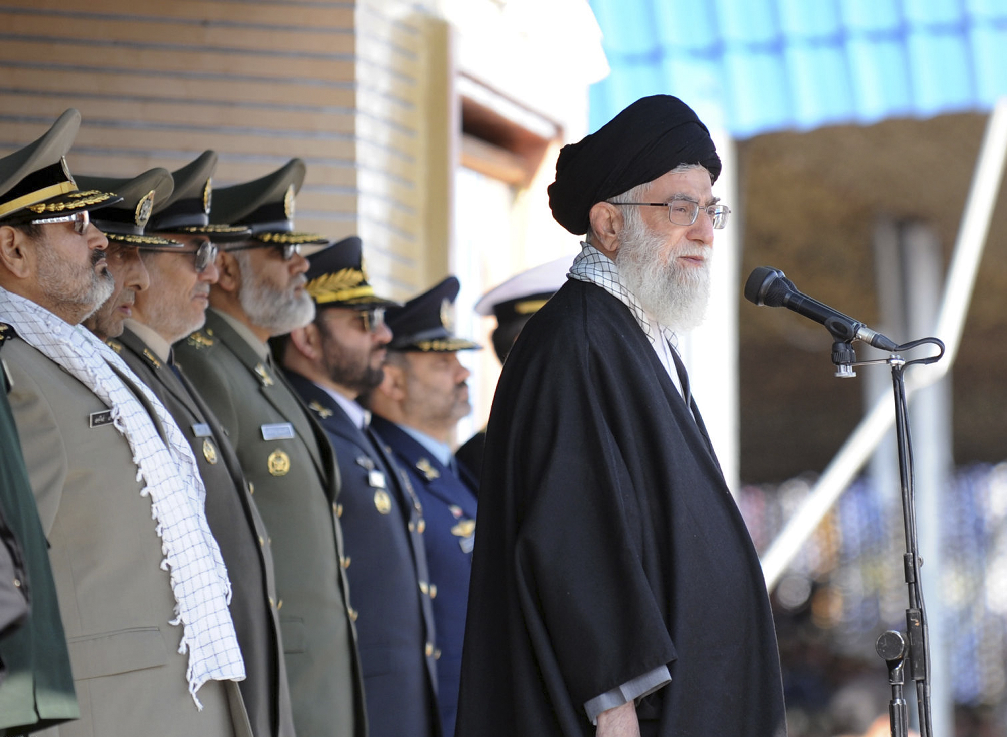 Ayatolla Seyyed Ali Khamenei - Irans högsta andliga och politiska ledare sedan 1989 då han efterträdde Khomeini, som införde det teokratiska systemet i Iran efter revolutionen 1979. Sedan dess har mänskliga rättigheter, politiska och civila rättigheter in