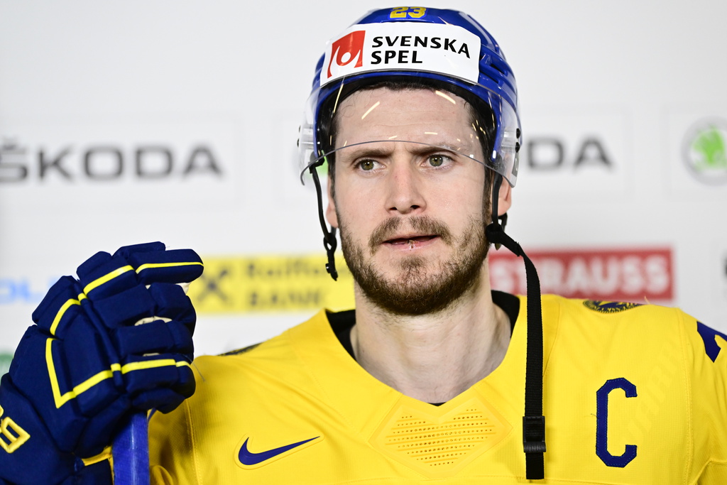 Oliver Ekman-Larsson, här i samband med en tidigare match i turneringen, är ett frågetecken inför fortsättningen av ishockey-VM.