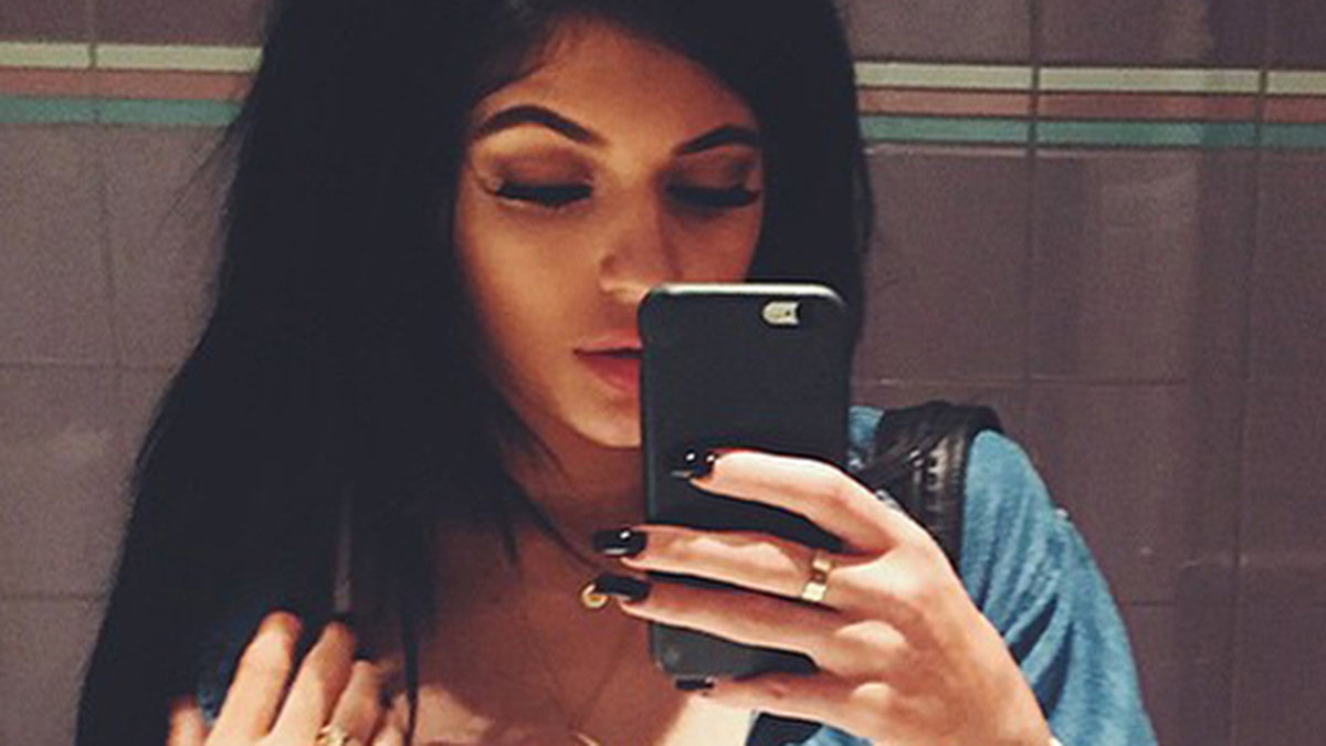 Kylie Jenner tar en selfie. 