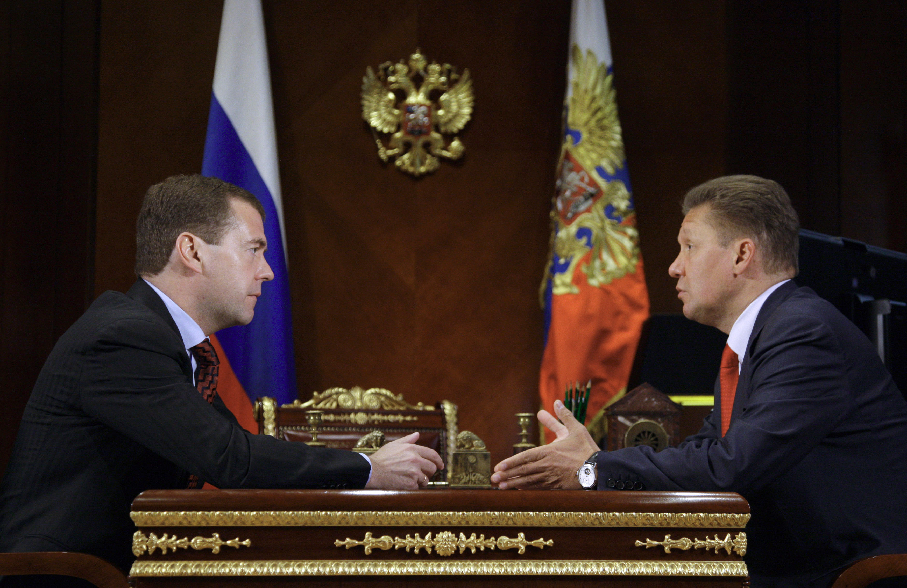 Rysslands president, Dmitri Medvedev (t.v.), har utlyst en nationell kamp mot alkoholmissbruket.