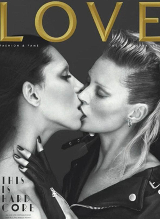 Kate på omslaget till Love, här kyssande den transsexuella modellen Lea T. Kate på omslaget till Love, här kyssande den transsexuella modellen Lea T.
