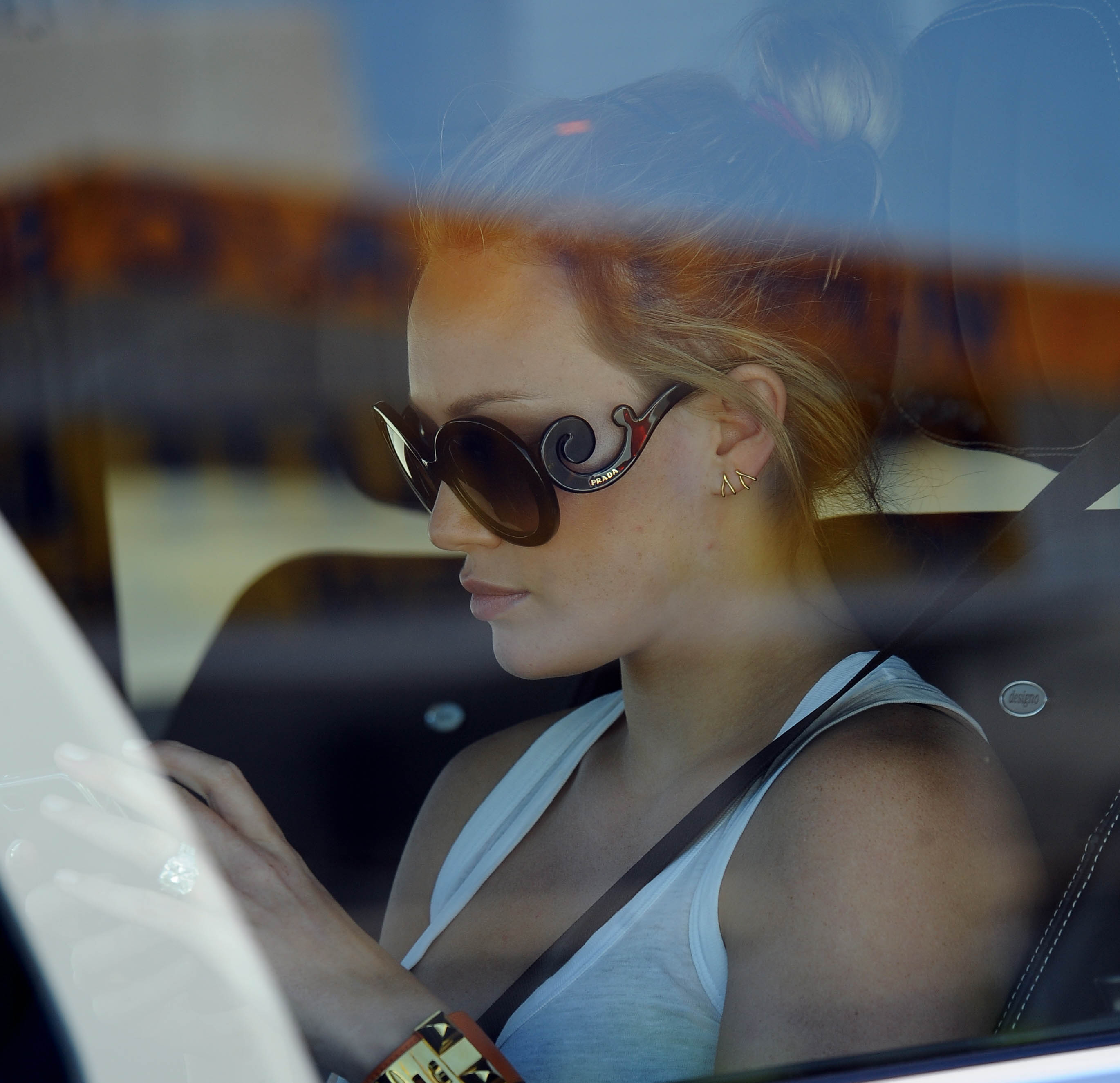 Hillary Duff läser sms i bilen.