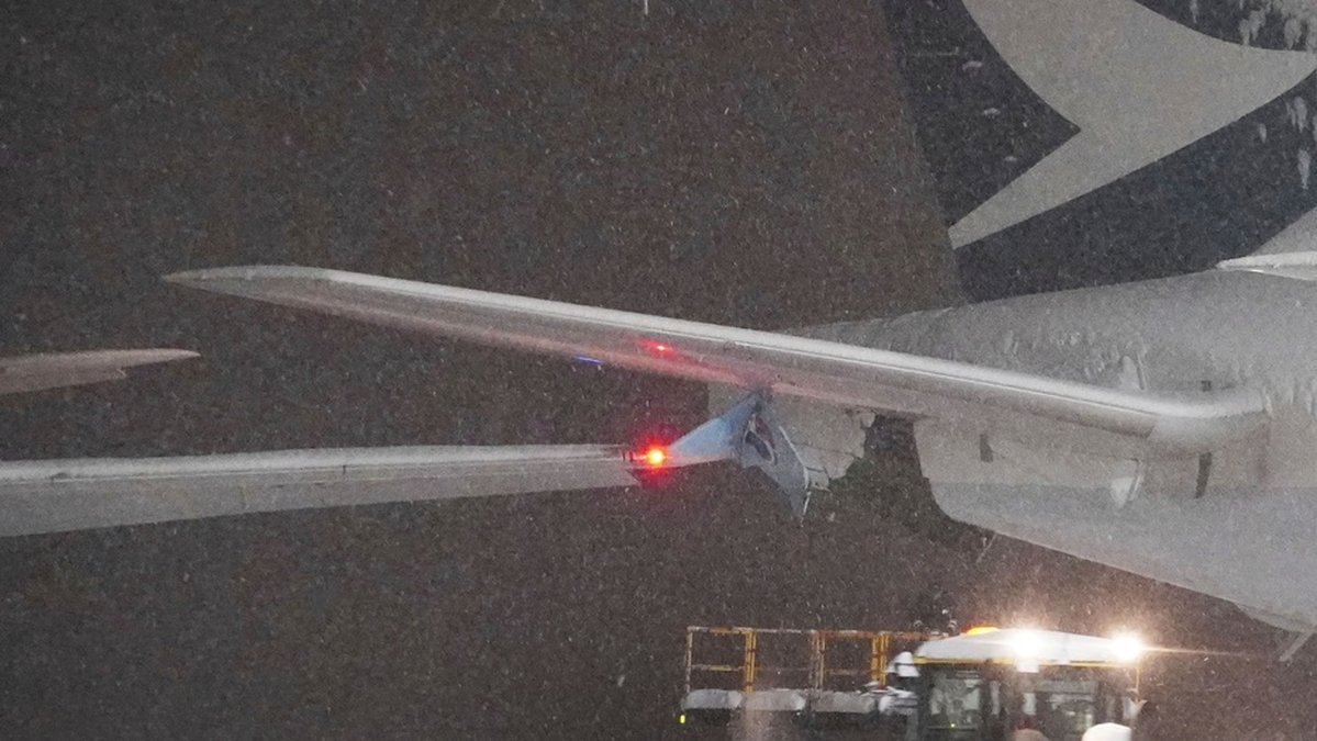Korean Airs flygplansvinge körde in i ett annat passagerarflygplan på Nya Chitose-flygplatsen i Japan. Ingen person ska ha kommit till skada.