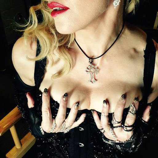 Madonna posar med vad hon kallar för sina "grammys". Madonna posar med vad hon kallar för sina "grammys".