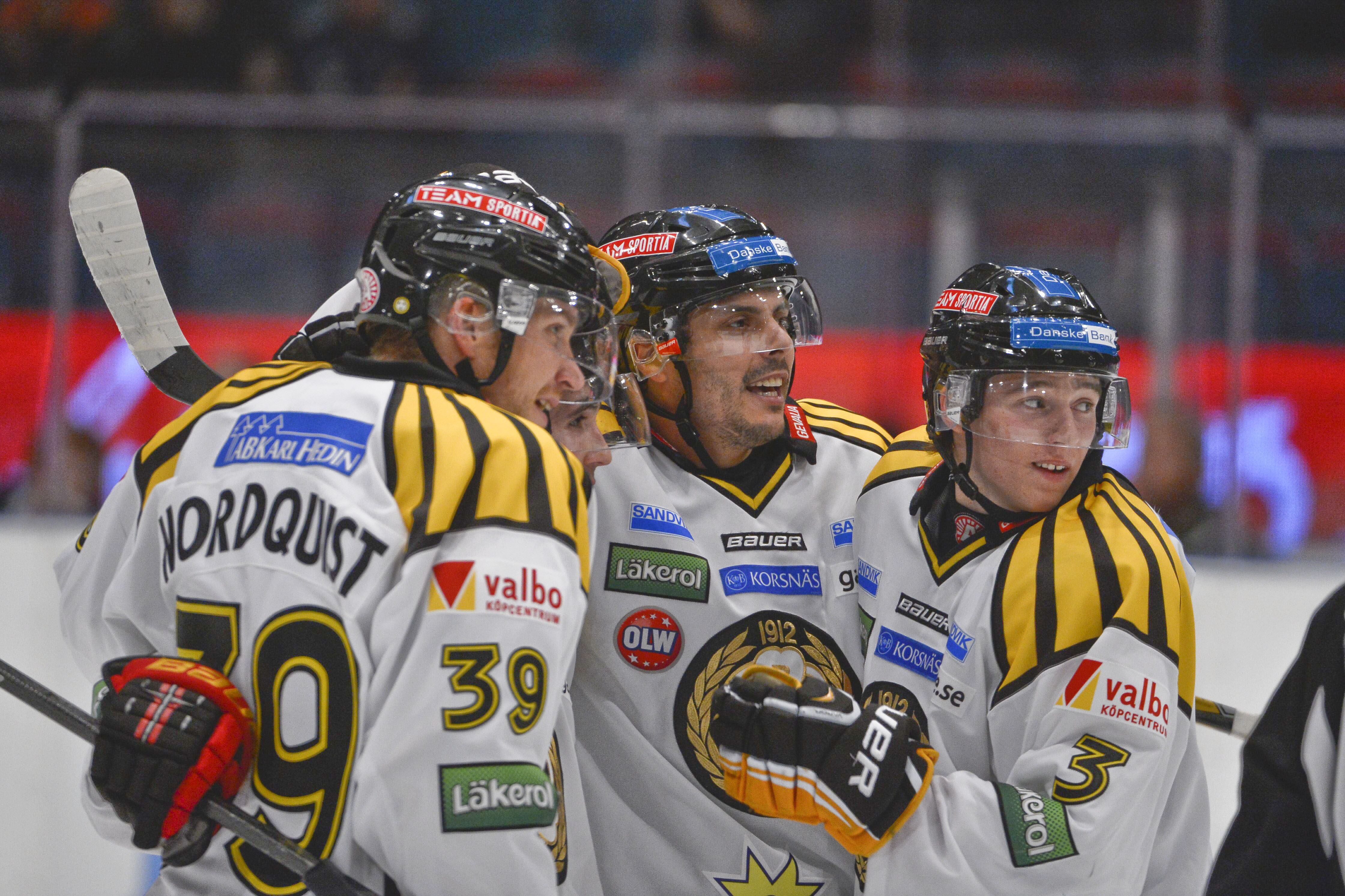 Tvåmålsskytten Daniel Widing (mitten) hade en stor del i att Brynäs fick med sig två poäng från Hovet.