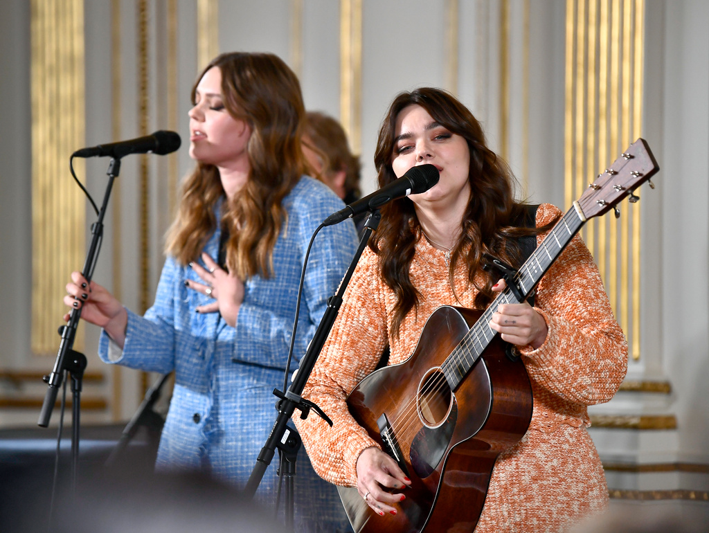 First Aid Kit - systrarna Johanna och Klara Söderberg - tar emot regeringens musikexportpris och passar på att framföra en av sina låtar.