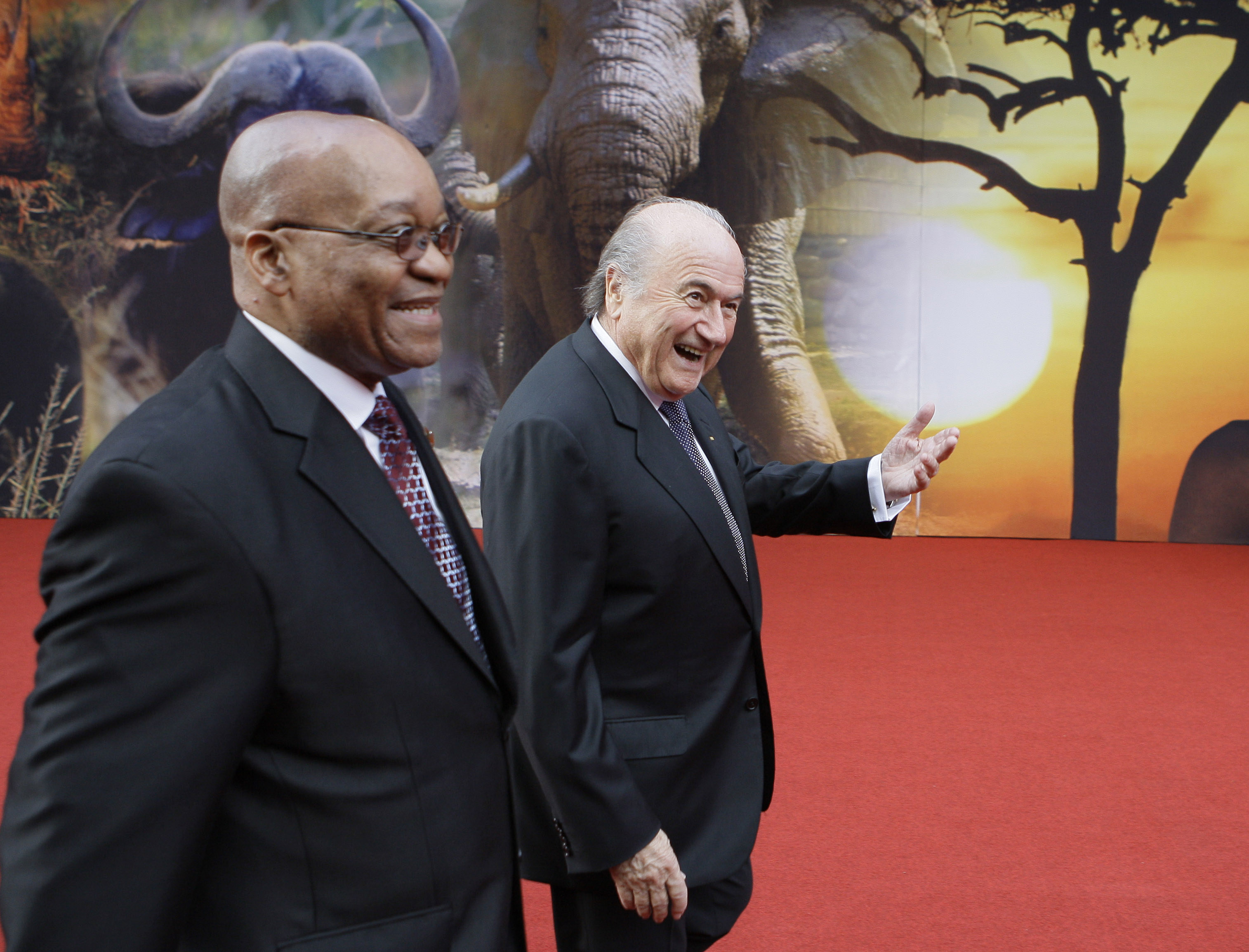 Sydafrikas president Jacob Zuma befann sig på plats tillsammans med Fifas dito Sepp Blatter. 