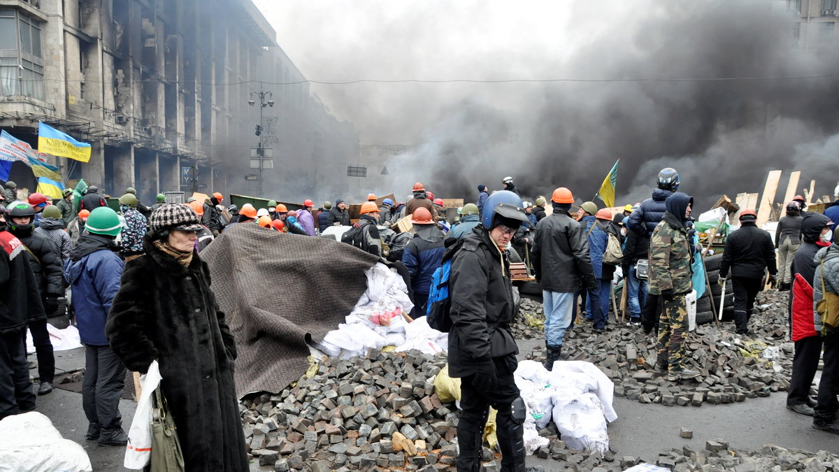 Demonstranter vid högar av gatstenar på Självständighetstorget i Kiev.