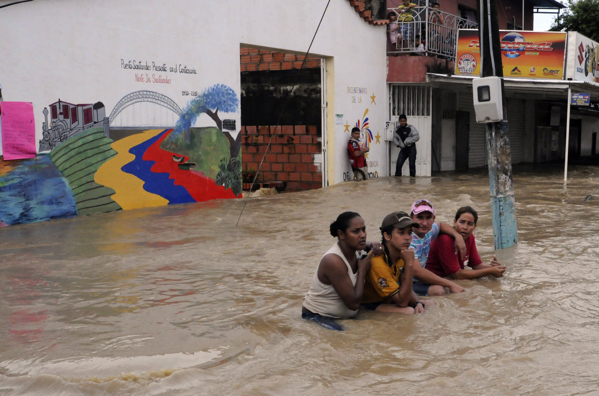 regn, Översvämningar, Pengar, Colombia, Brott och straff