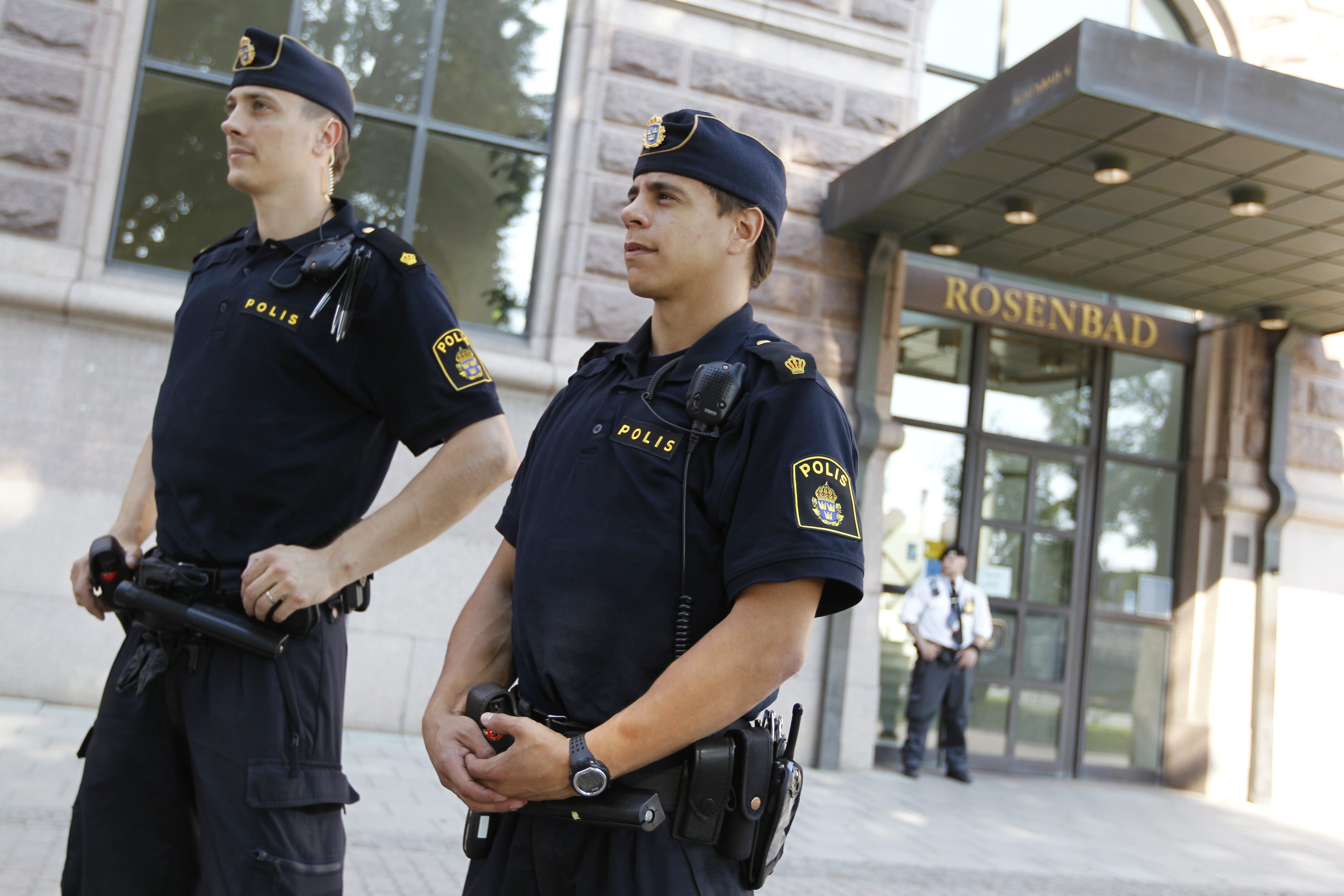 Efter fredagens bombdåd i Oslo höjs säkerheten i Stockholmsområdet.