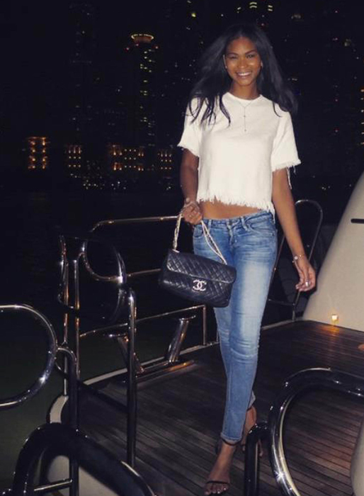 Chanel Iman tar det lugnt i Dubai. Chanel Iman tar det lugnt i Dubai.
