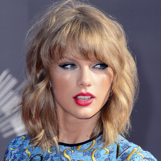 Taylor på MTV Video Music Awards med sotade ögon och bäriga läppar. Taylor på MTV Video Music Awards med sotade ögon och bäriga läppar.