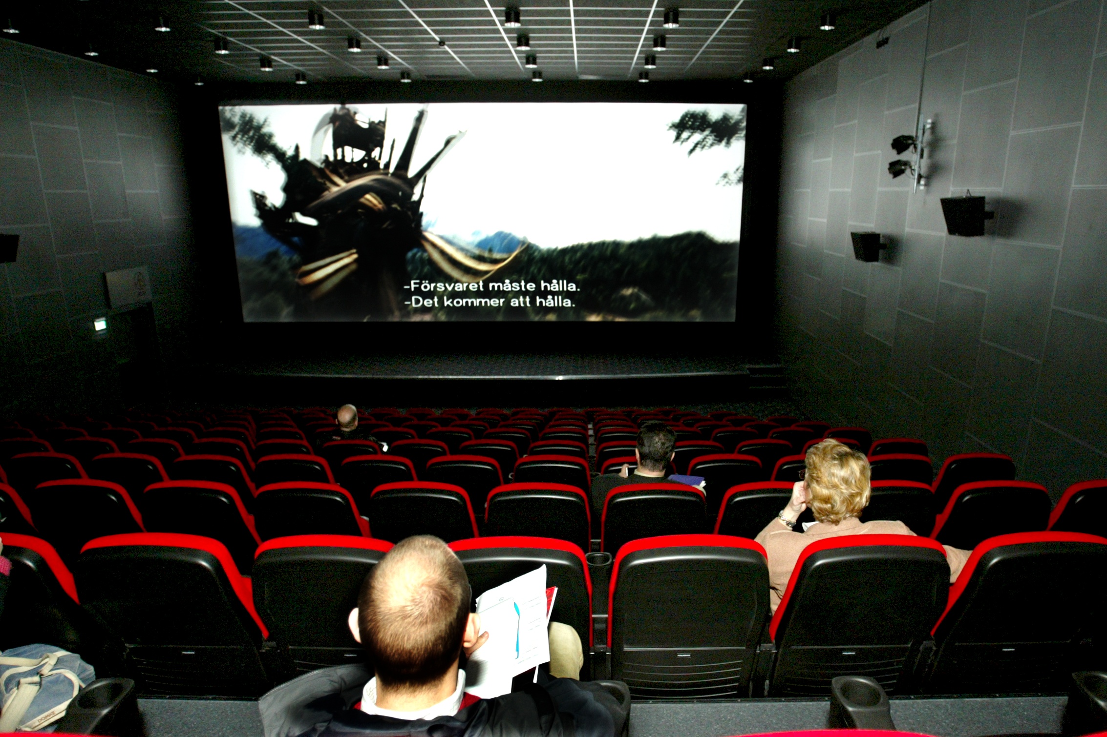 Biobesökare tittar på film i en biograf. Biobesökare tittar på film i en biograf.