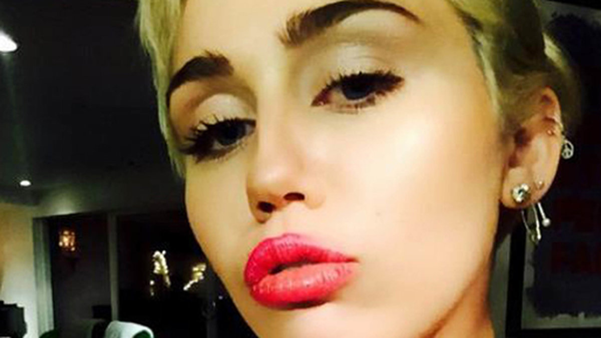 Miley undrar om hon får fler följare om hon trycker upp brösten.