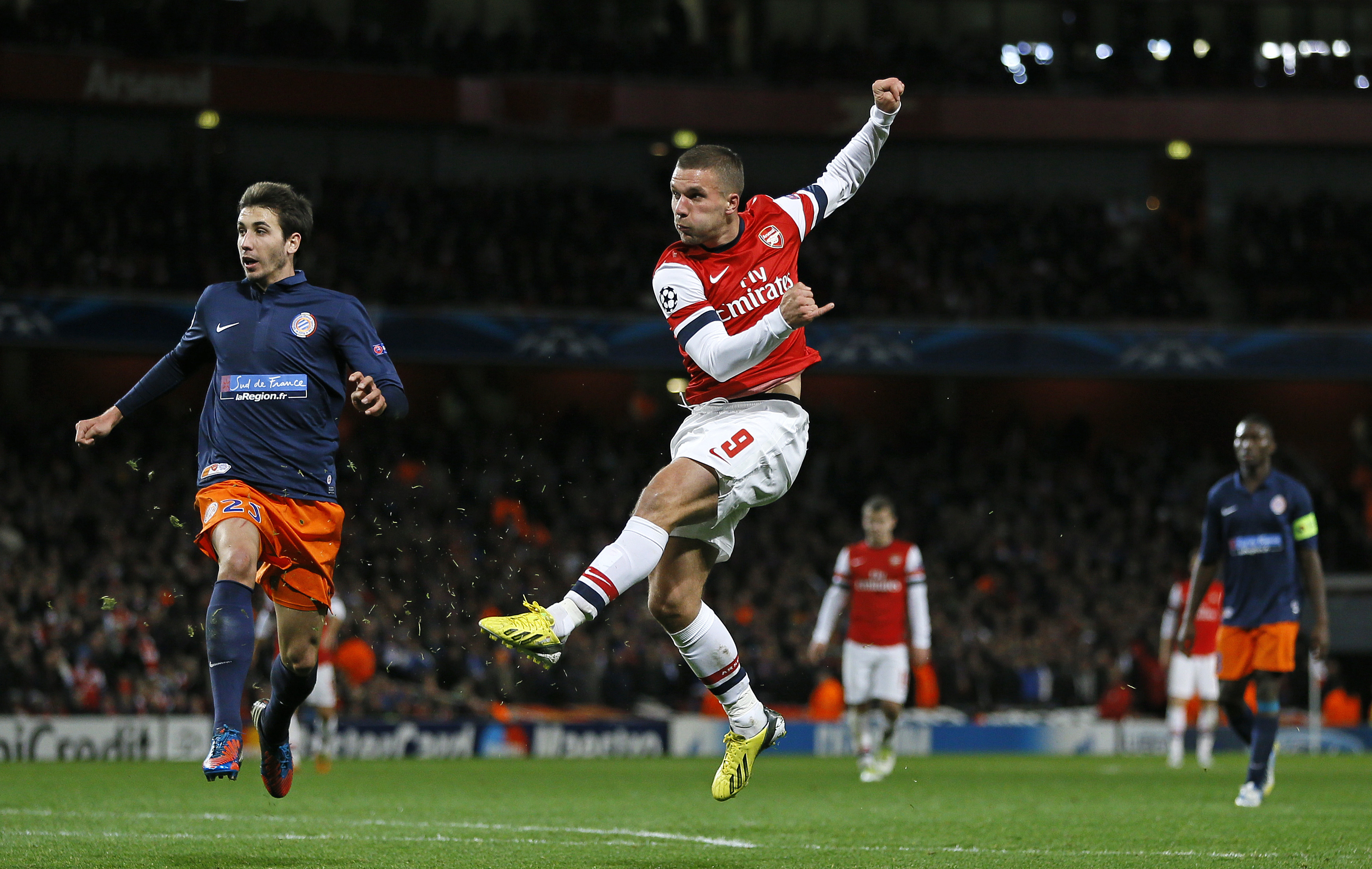 Lukas Podolski gjorde ett riktigt pangmål när hans Arsenal slog Montpellier och tog sig till slutspel. Lukas Podolski gjorde ett riktigt pangmål när hans Arsenal slog Montpellier och tog sig till slutspel.