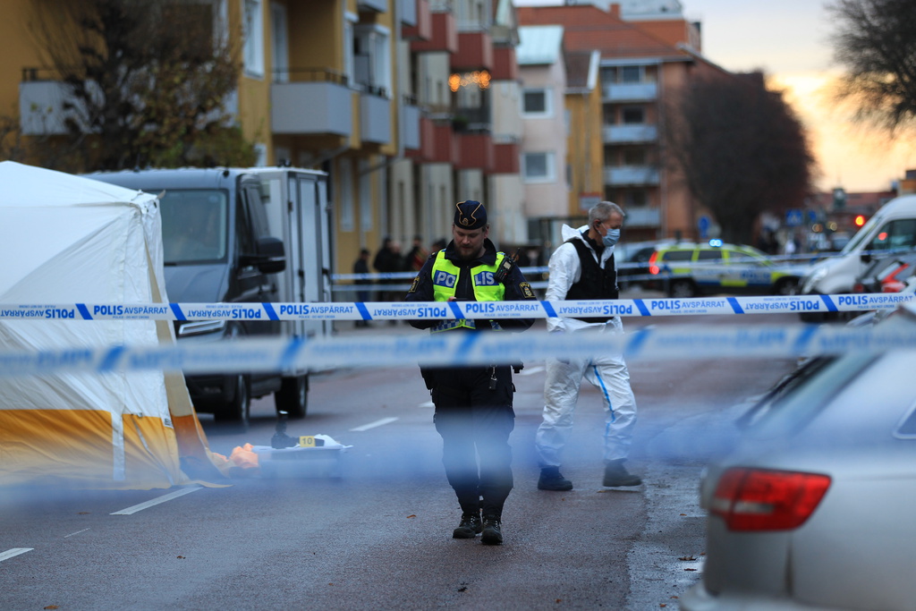Polisen arbetar på brottsplatsen efter skottlossningen i centrala Gävle i november förra året. En man dödades med flera skott och nu döms två män för mordet. Arkivbild.