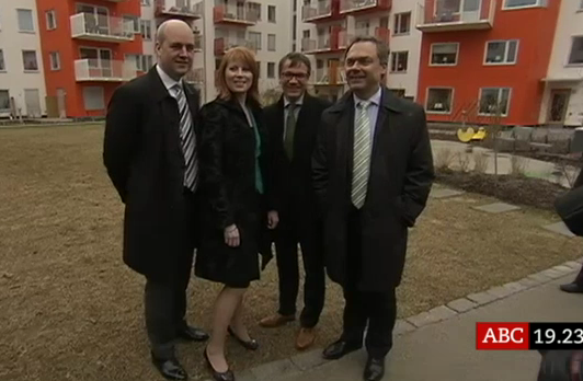 Flera av ministrarna sågs i inslaget spana upp mot ett av bostadshusen.