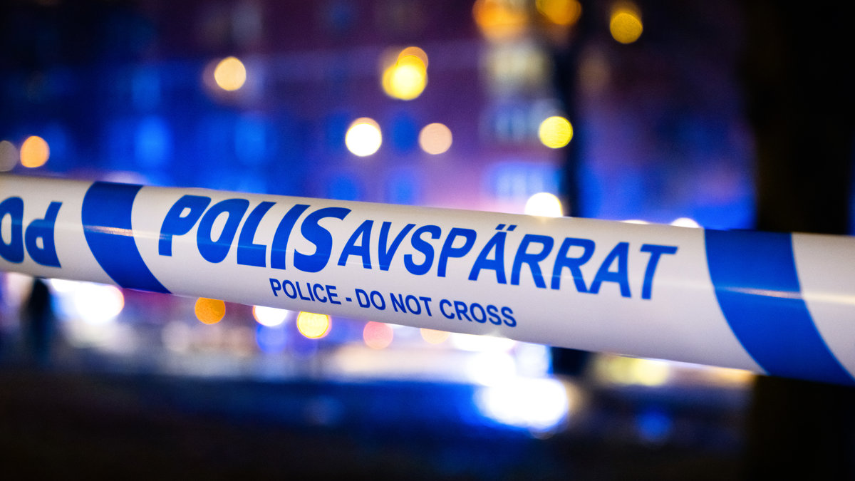 En man har förts till sjukhus efter att ha skjutits på Kungsholmen i Stockholm