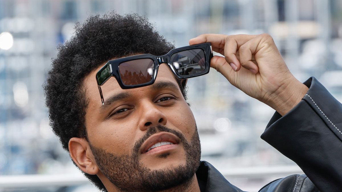 Sångaren och skådespelaren Abel Tesfaye alias The Weeknd poserar för fotografer på filmfestivalen i Cannes 2023 inför världspremiären av serien 'The Idol'. Ikväll spelar han i Stockholm. Arkivbild.