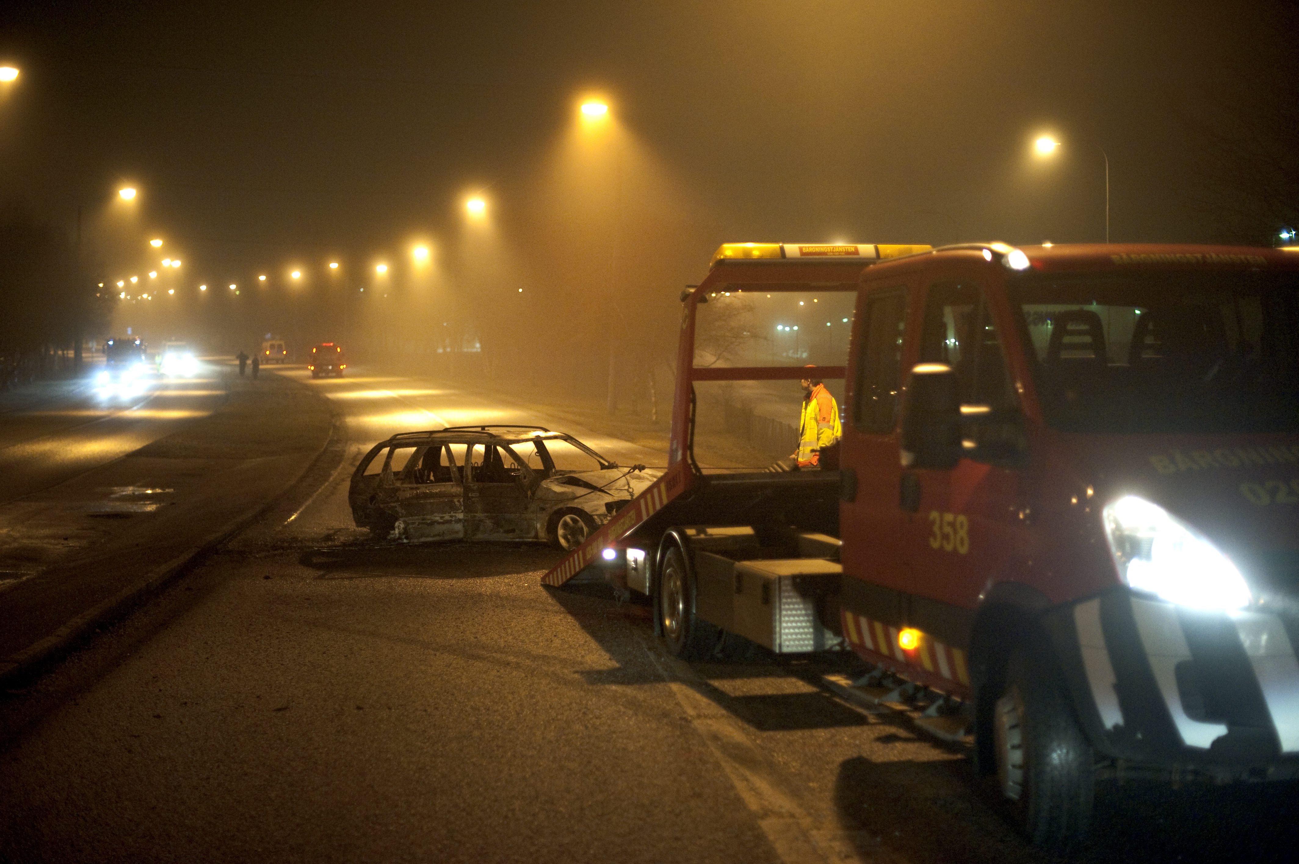 Polis och brandkår har haft fullt upp de senaste veckorna sedan vågen av bilbränder startade. Polis och brandkår har haft fullt upp de senaste veckorna sedan vågen av bilbränder startade.