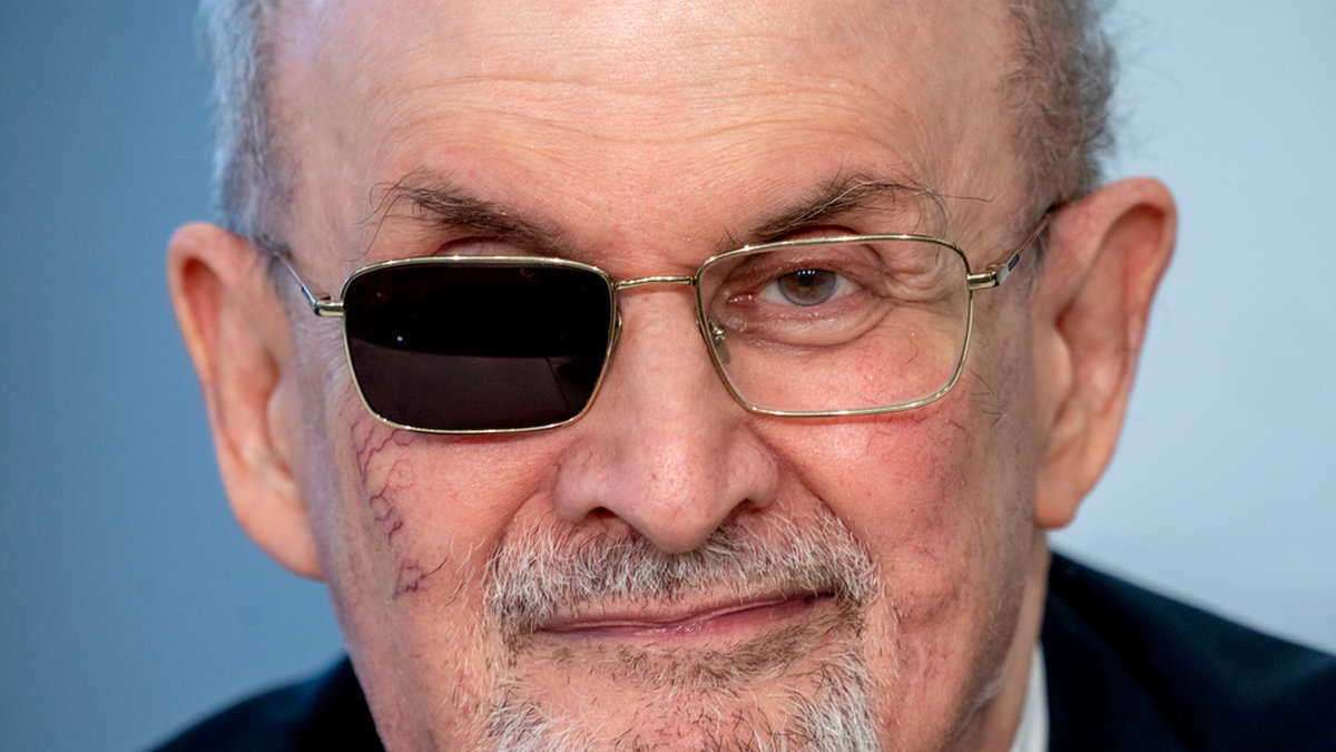 Salman Rushdie blev blind på högra ögat efter attacken. Arkivbild.