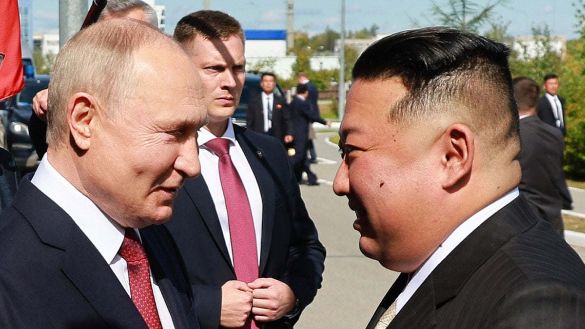 Vladimir Putin och Kim Jong-Un i östra Ryssland i september 2023. Den nordkoreanske ledaren är en av dem som nu grattar Putin efter den påstådda valsegern.