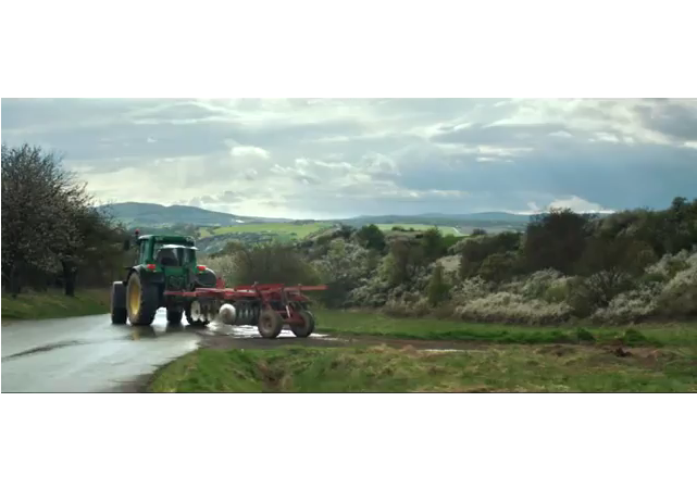 Den svenska bonden är det enda svenska i reklamfilmen. 