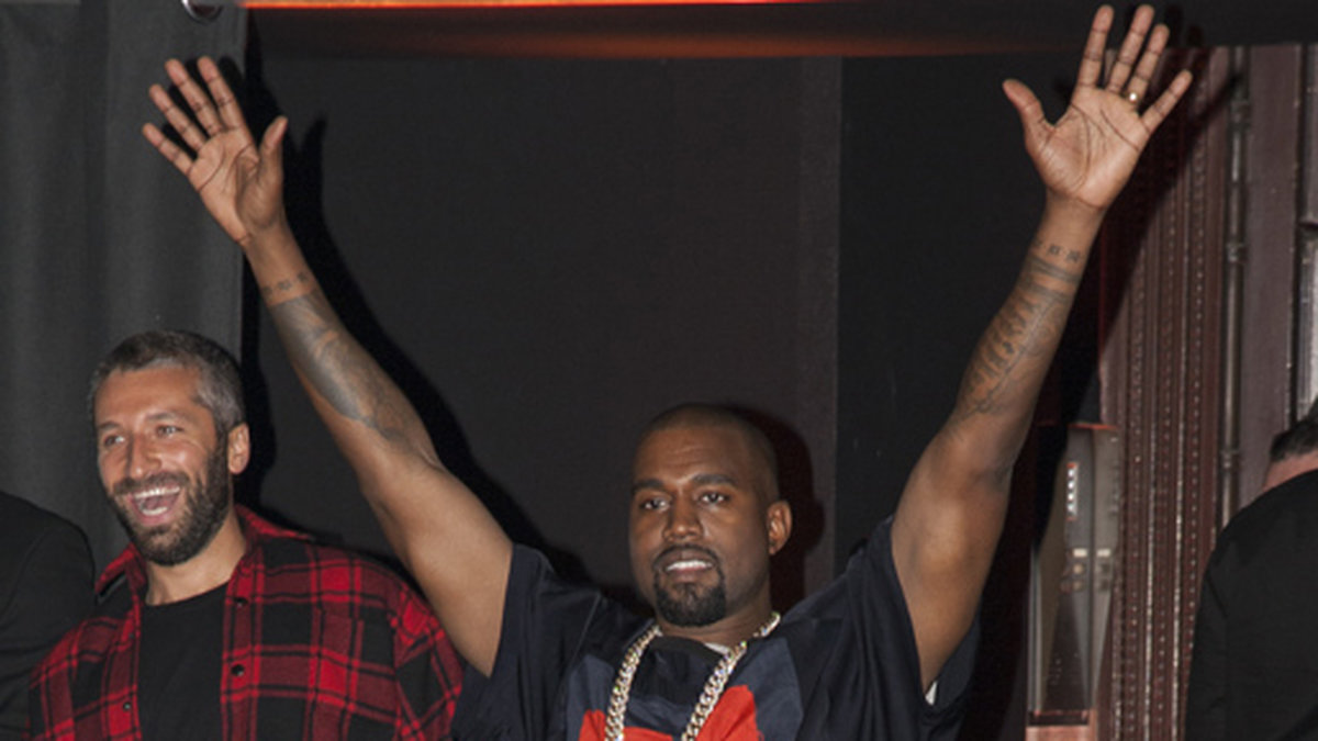 Kanye West ser peppad ut i Paris. 