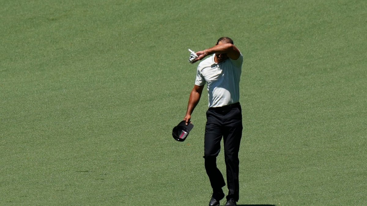 Tiger Woods hade ingen rolig lördag på Augusta.