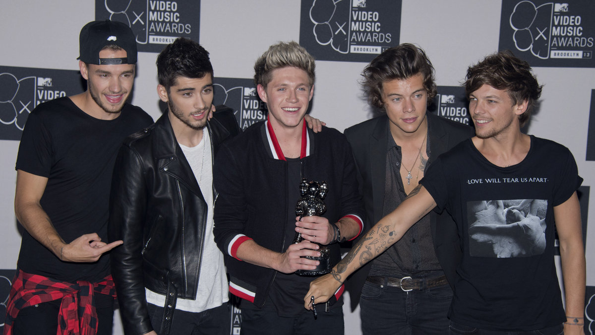 Harry Styles tillsammans med bandmedlemmarna i One Direction. 