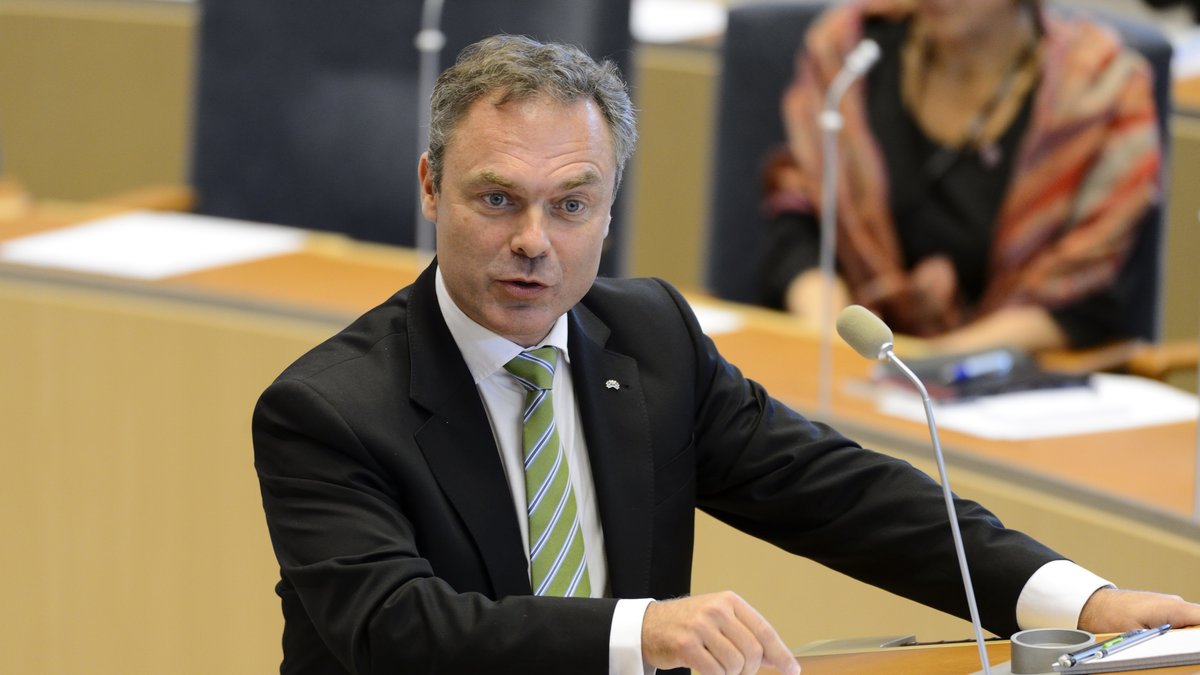 Jan Björklund (FP) talade återigen om att Sverige borde gå med i euron och fick inte medhåll av någon.