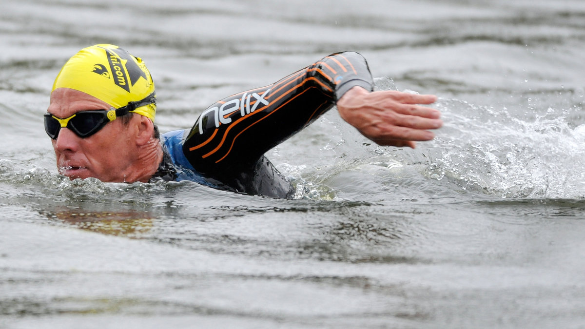 Dopingdömde Lance Armstrong får inte vara med och simma i helgens tävlingar i Texas. 
