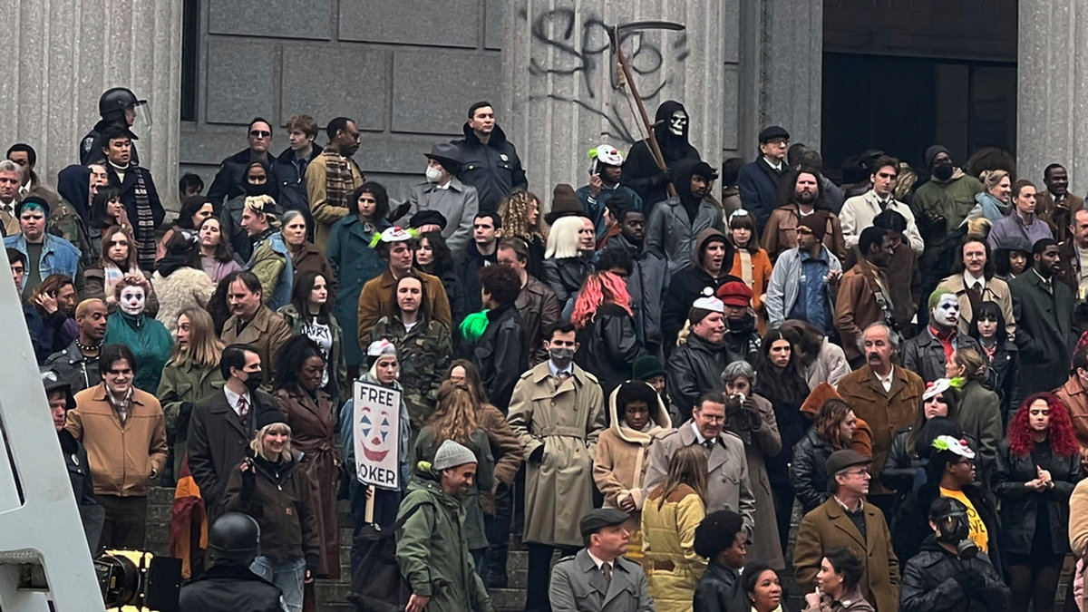 Skådespelare trängs på trappan till en domstol i New York under inspelningen av den andra 'Joker'-filmen.