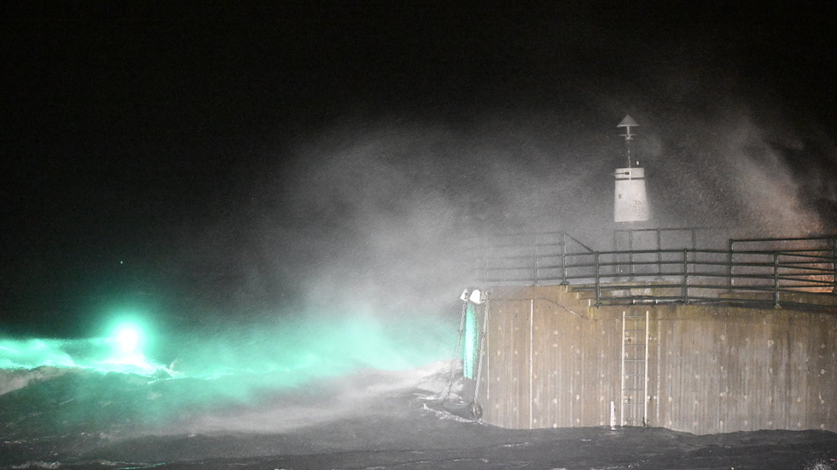 Vågor och högt vatten piskar fyren i Västra hamnen i Malmö.