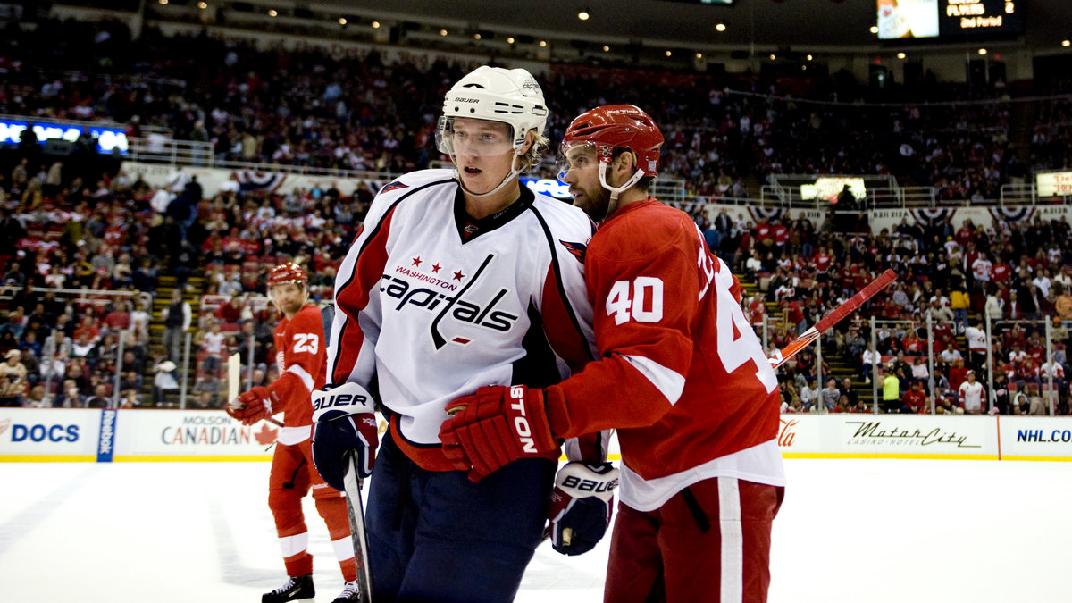 Niklas Bäckström spelar i Washington Capitals i NHL. Även Capitals får kritik av farmor Britt.