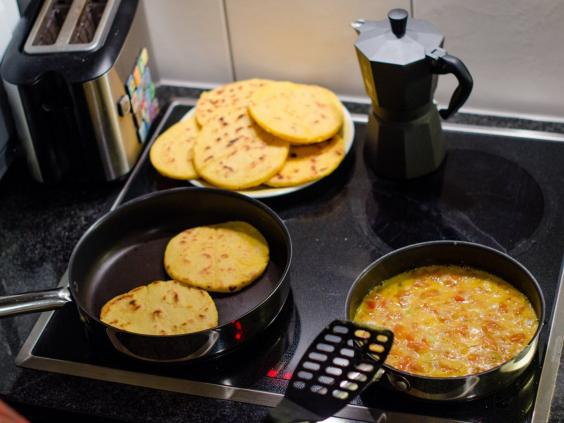COLOMBIA. I en colombiansk frukost står "arepa" i centrum. Det är en sötaktig majskaka som serveras antingen med smör eller med ägg, kött och sylt på toppen. COLOMBIA. I en colombiansk frukost står "arepa" i centrum. Det är en sötaktig majskaka som serveras antingen med smör eller med ägg, kött och sylt på toppen.