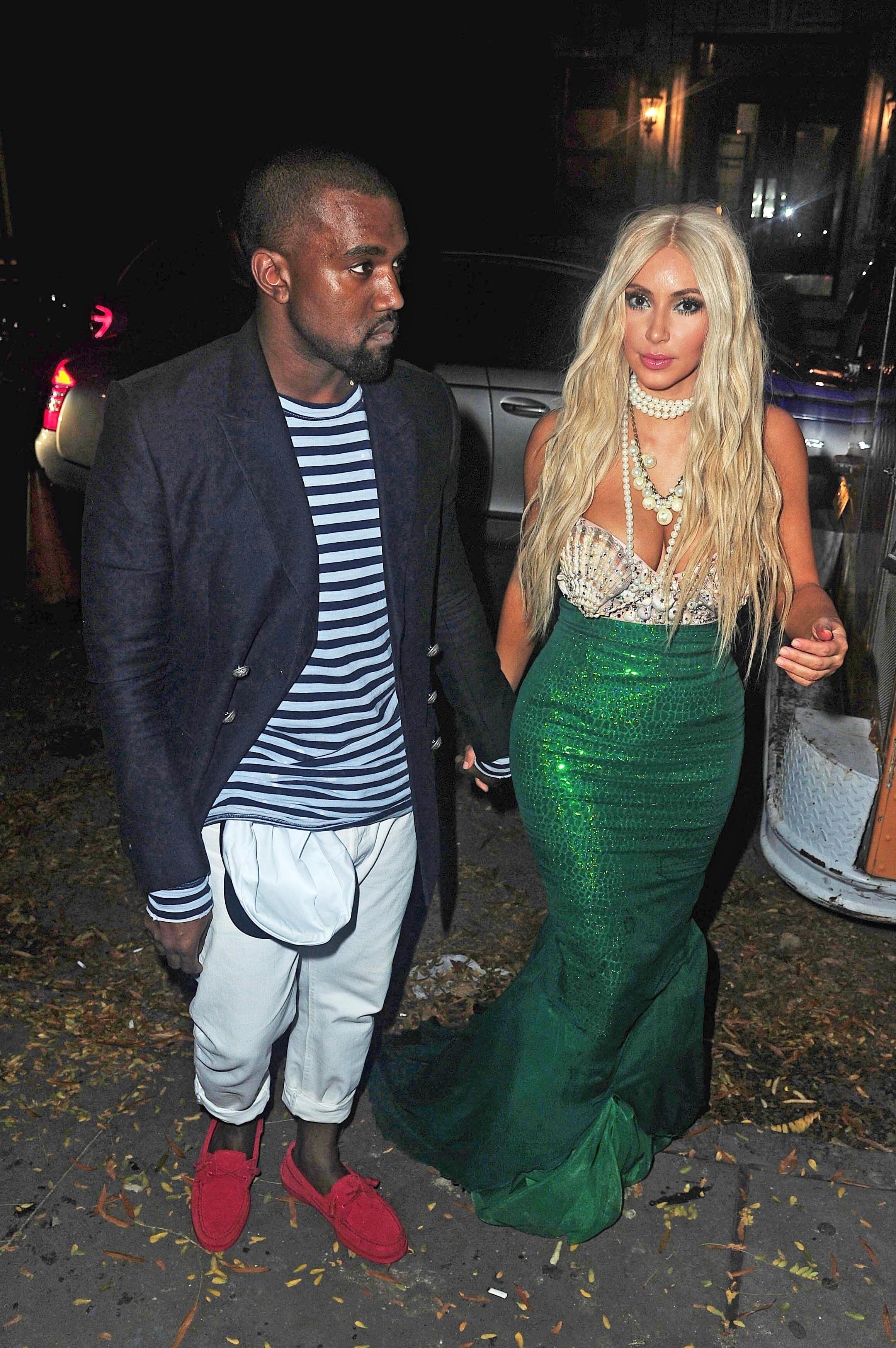 Kanye som fransman och Kim som sjöjungfru. Kanye som fransman och Kim som sjöjungfru.